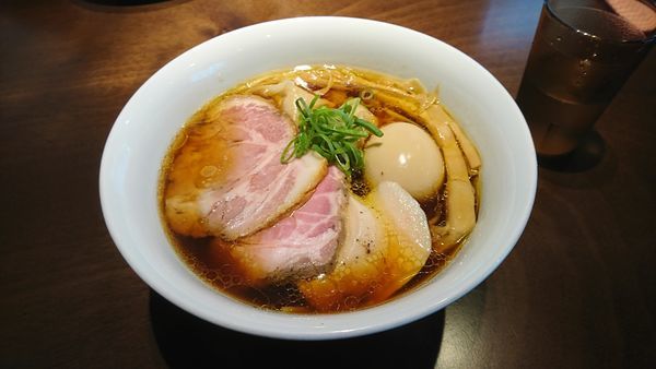 「醤油特製らぁ麺」@らぁ麺 すぎ本の写真