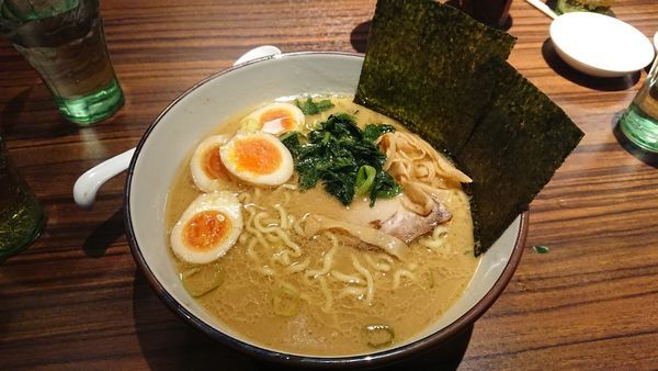 「硬め多めこってりと炒飯、餃子」@究極ラーメン 横濱家 東名川崎店の写真