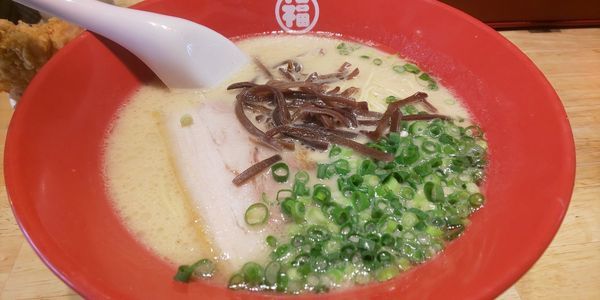 「特製ラーメン+唐揚げ×2+替え玉」@豚骨らーめん 福の軒 秋葉原店の写真