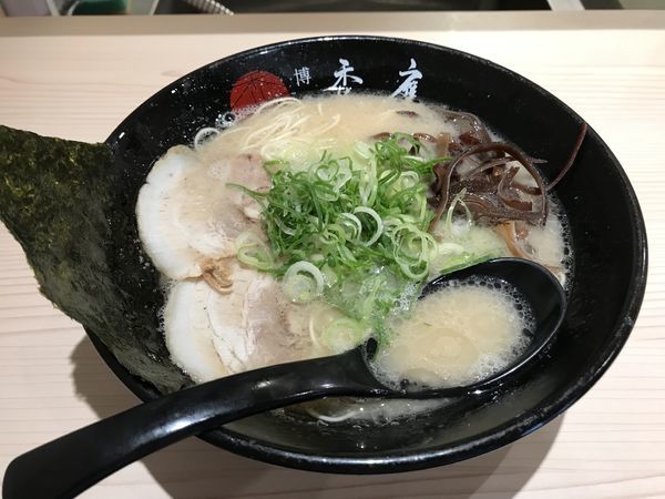 「ラーメン＋クーポン餃子」@博多禿鷹の写真