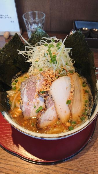「ﾊﾞﾘﾊﾞﾘﾗｰﾒﾝ醤油全部入り」@らー麺屋 バリバリジョニーの写真