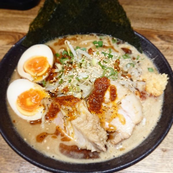 「特製閻魔ラーメン＋お肉飯」@麺屋やっとこ 三田店の写真