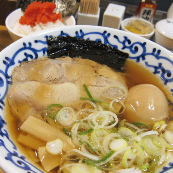 「煮卵入りしょうゆラーメン＆明太子ご飯 900円」@博多醤油ラーメン 月や 博多デイトス店の写真
