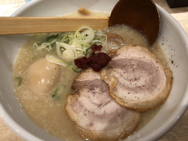 「白味ラーメン＋煮玉子」@よってこや 新宿南口店の写真