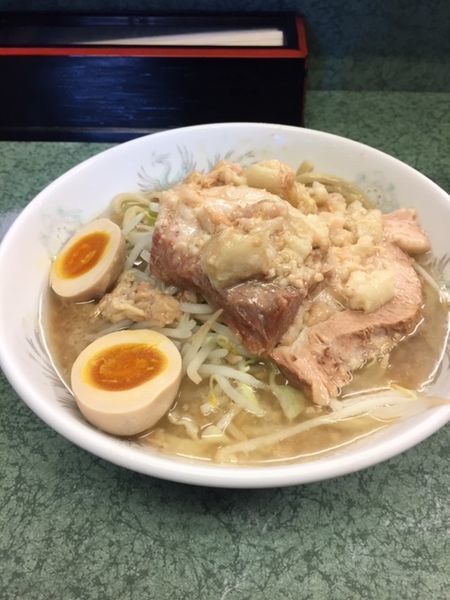 「ラーメン 750円　味玉100円（ニンニク・塊アブラ）」@ラーメン二郎 新宿小滝橋通り店の写真