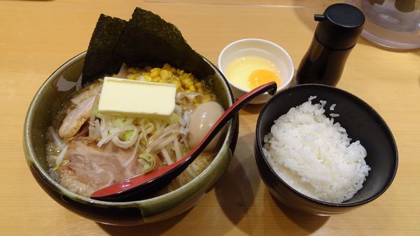 「白味噌こってりらーめん（900円）＋味玉変更＋バター＋TKG」@ど・みそ グランデュオ立川店の写真