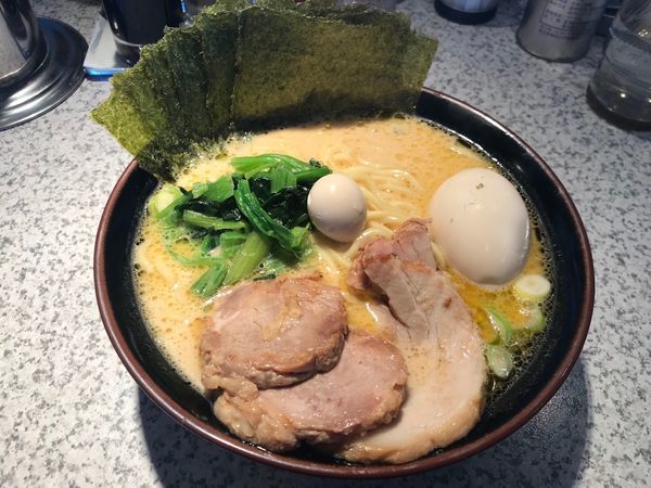 「塩らーめん750円 ライン無料クーポン全部乗せ」@横浜家系ラーメン たくみ家 土浦阿見店の写真