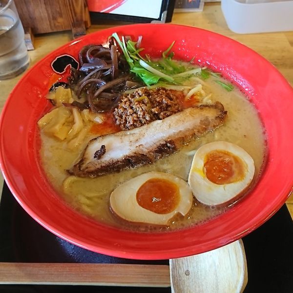 「鶏白湯レッド 濃厚味玉」@濃厚ラーメン こっこ屋の写真