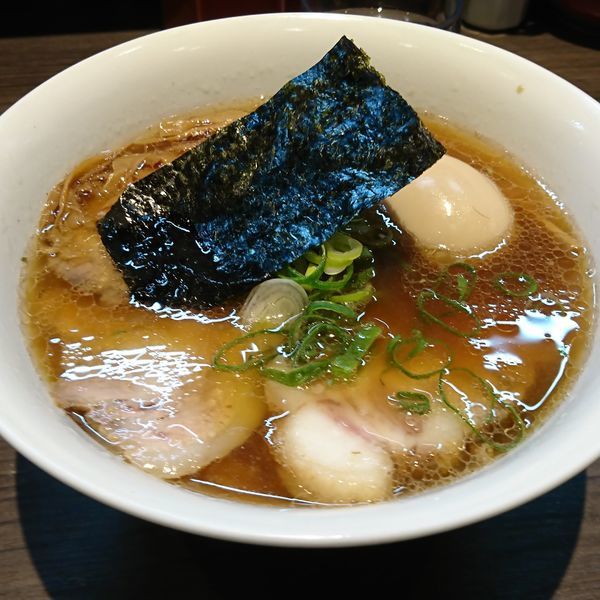「醤油梅山豚特上チャーシュー麺」@支那そばや 本店の写真