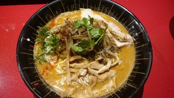 「北インドのスパイスらぁめん（780円）＋タンドリー鶏ご飯」@スパイスらぁめん釈迦 池袋店の写真