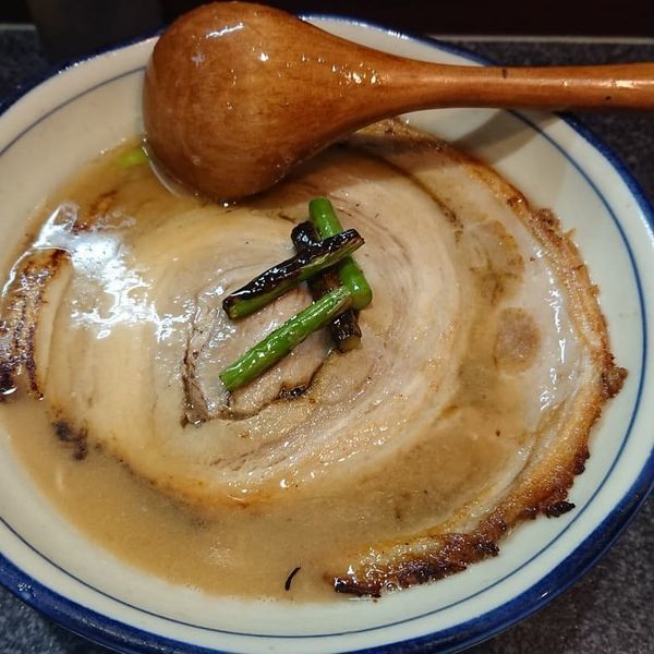 「落し蓋ラーメン 950円」@烈志笑魚油 麺香房 三くの写真