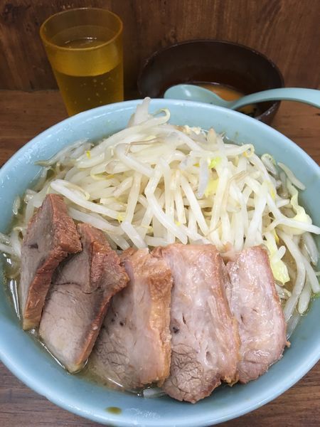 「小ラーメンブタ入り＋生とじ玉子」@ラーメン二郎 池袋東口店の写真