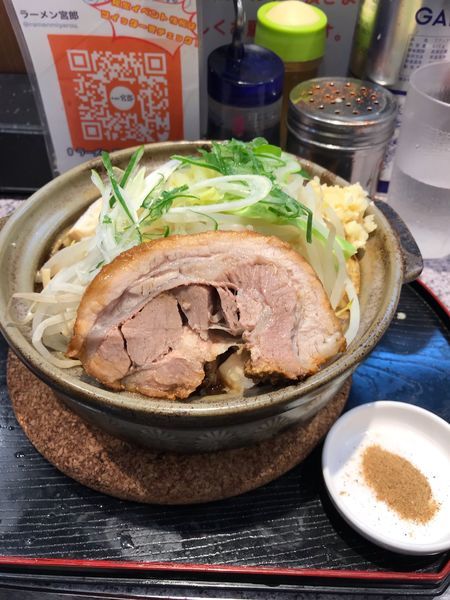 「味噌煮込み＋生たまご」@ラーメン宮郎の写真