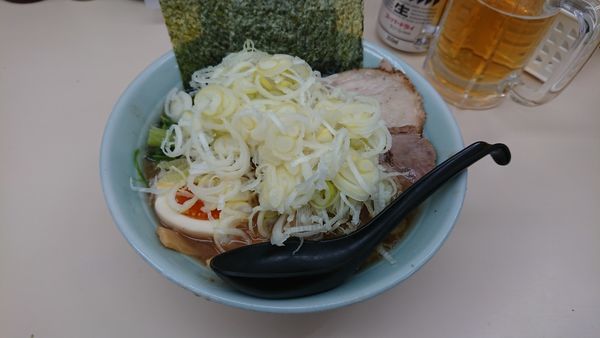 「得ラーメン濃いめ　ネギ　ビール」@横浜家系ラーメン田中の写真