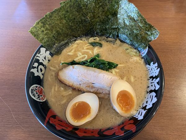 「味玉ラーメン（たぶん）」@横浜家系ラーメン 辻田家 石橋店の写真