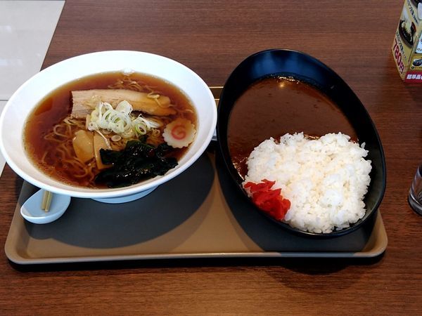 「醤油ラーメン280円＋カレーライス280円」@ごはん＆カフェMoment 倉賀野店の写真