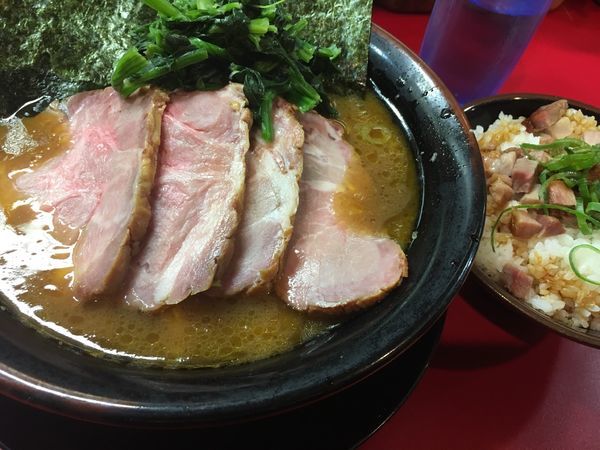 「中盛チャーシュー麺&賄い飯」@家系ラーメン とらきち家の写真