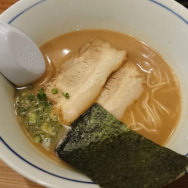 「薫る純系とんこつラーメン 800円」@別邸三く 豚骨らーめん 真真の写真