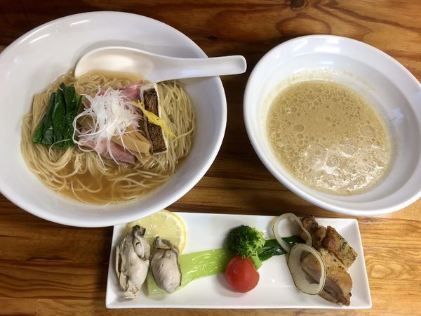 「【限定】真鯛そばと牡蠣の白湯スープのラーつけXmasVer.」@中華そば よしかわの写真