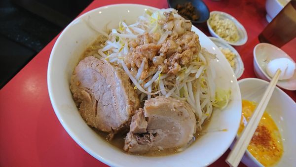 「ラーメン200g+豚1枚+生卵」@豚ゆうの写真