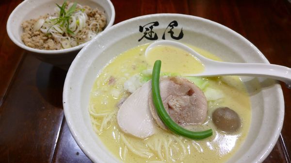 「純白湯らぁめん¥830／鶏そぼろ御飯¥350」@らぁめん冠尾 恵比寿西店の写真