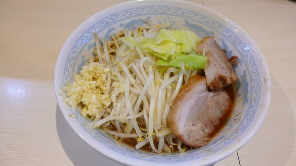 「らーめん¥700／お好み普通¥0／卓上ニンニク¥0」@らーめん 陸 尾山台店の写真