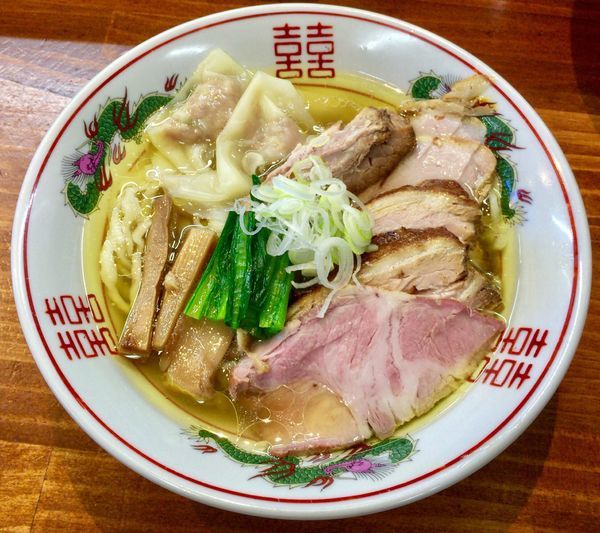 「特製手揉み麺地鶏中華〜白醤油〜with ワンタン&チャー増」@塩らーめん 千茶屋の写真