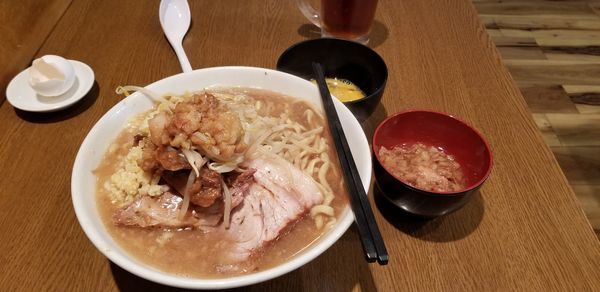 「ラーメン、生卵、ウーロン茶」@俺の生きる道 つくば店の写真