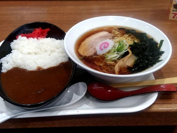「醤油ラーメン280円＋カレーライス280円」@ごはん＆カフェ Moment 富岡店の写真