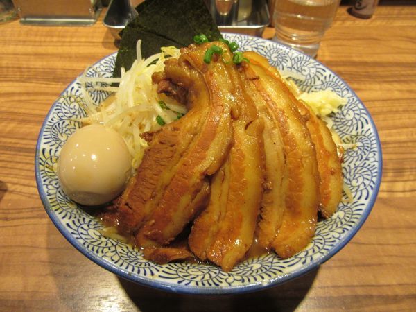 「ラーメン中盛（１０００円）＋豚２枚２８０円＋味玉」@ラーメン燈郎の写真