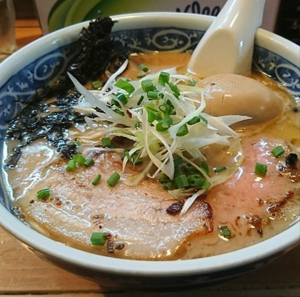 「とんこつらーめん 味玉」@愚直の写真