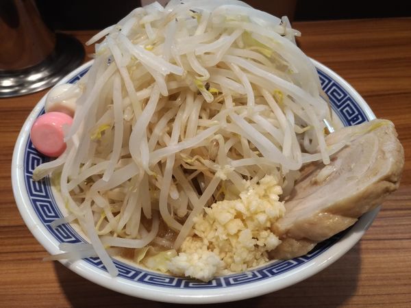 「ラーメン並（200g）ヤサイちょいマシニンニク」@びんびん豚の写真
