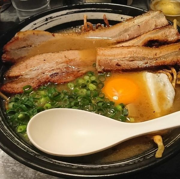 「目玉焼麺 チャーシュー」@焼麺 劔の写真