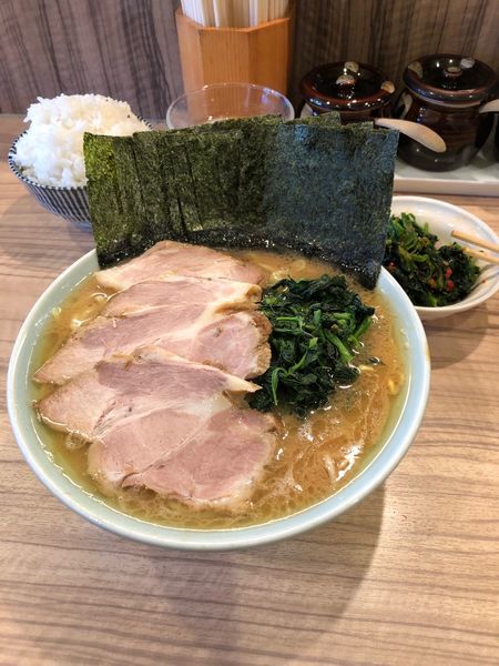 「ラーメン中盛り 固め濃いめ チャーシュー ほうれん草 海苔 増し」@ラーメン 清水家の写真