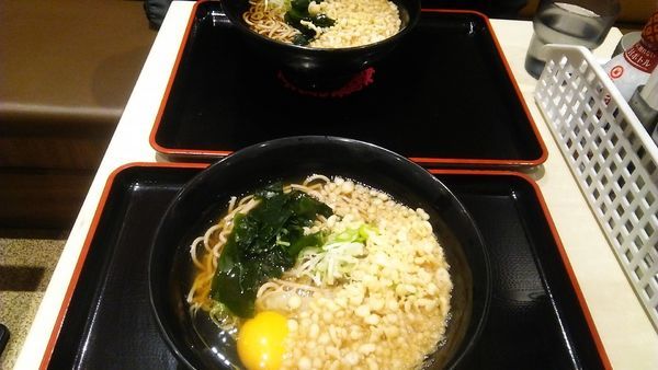 「たぬきそば 390円＋生玉子 60円」@名代 富士そば 市川店の写真