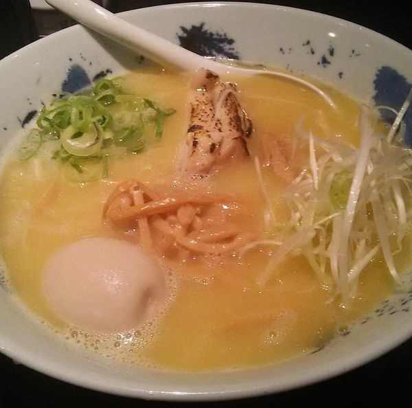 「濃厚鶏そば 味玉」@自家製麺 鶏そば 三歩一の写真