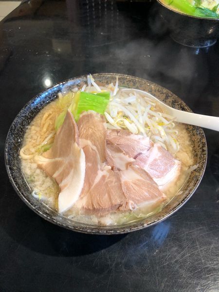 「豚湯 大盛り  チャーシュートッピング」@らぁ麺のお店 三色の写真