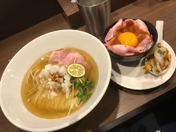 「ラーメン 白＋ローストビーフ丼」@八咫烏の写真