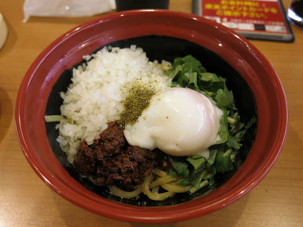 「胡麻香る汁なし担々麺：370円＋消費税」@無添 くら寿司 足立江北店の写真