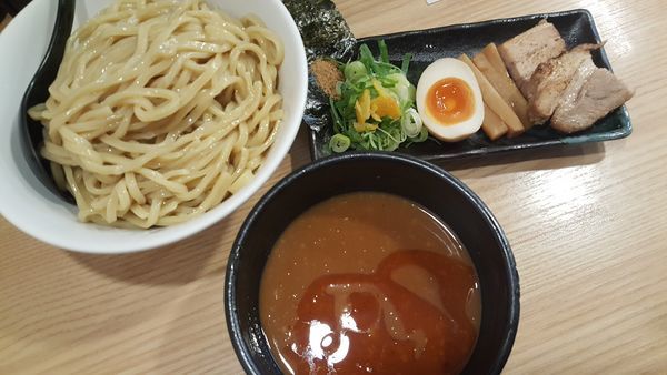 「超濃厚魚介辛つけ麺大盛」@らーめん つけ麺 春樹 王子店の写真