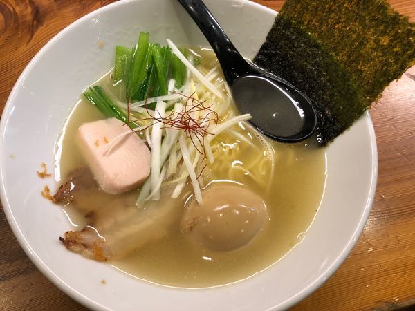 「純鶏ホタテ塩ラーメン TP味玉 930円」@三代目麺処 「まるは」極 船橋店の写真