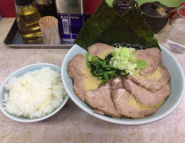 「らーめん並＋チャーシュー増＋半ライス」@横浜寺田家ラーメン 白井店の写真
