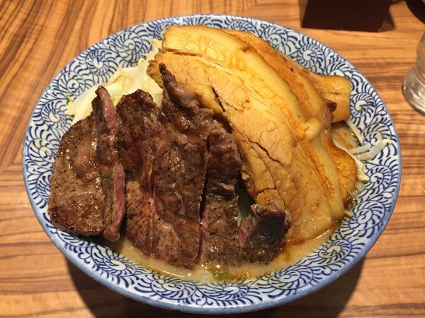 「ラーメン並(ニンニク少なめヤサイ)＋豚2枚＋ステーキ」@ラーメン燈郎の写真