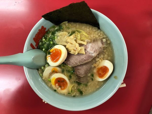 「プレミアム塩豚骨＋クーポン味玉」@山岡家 山梨甲斐店の写真