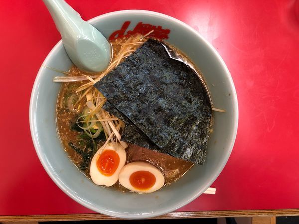 「味噌＋クーポンネギ＋味玉」@山岡家 山梨甲斐店の写真
