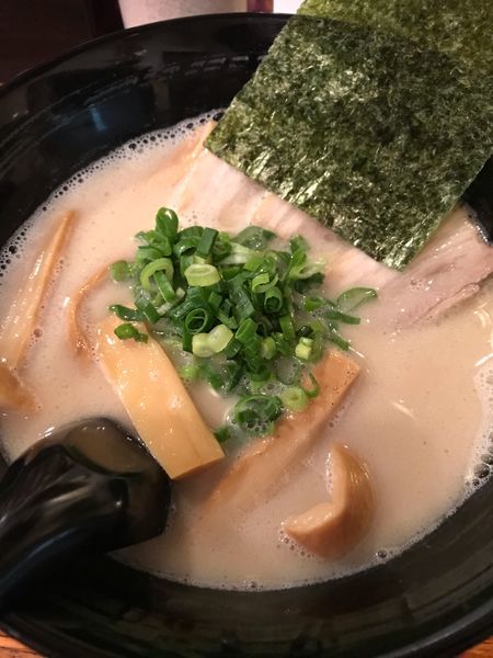 「豚骨(醤油)+メンマ」@博多とんこつラーメン しろひげの写真