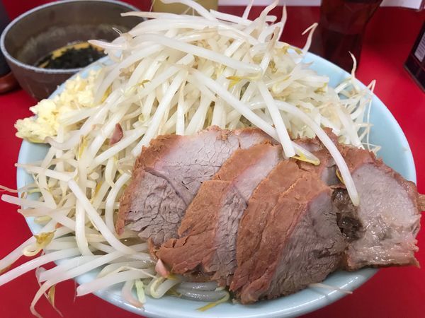 「豚入り」@ラーメン二郎 新宿歌舞伎町店の写真