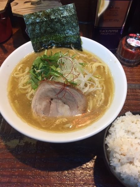 「豚骨アゴ塩ラーメン 750円　（麺ヤワ・無料ライス付き）」@横浜家系ラーメン いとし家の写真