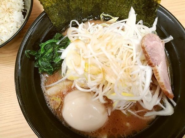 「ネギラーメン（並）＋半熟味玉」@横浜ラーメン 武蔵家 御茶ノ水店の写真