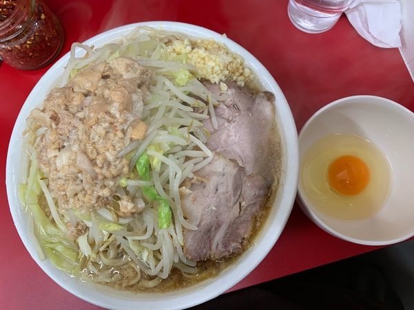「大ニンニクヤサイアブラ800円、生卵50円」@ラーメン二郎 神田神保町店の写真